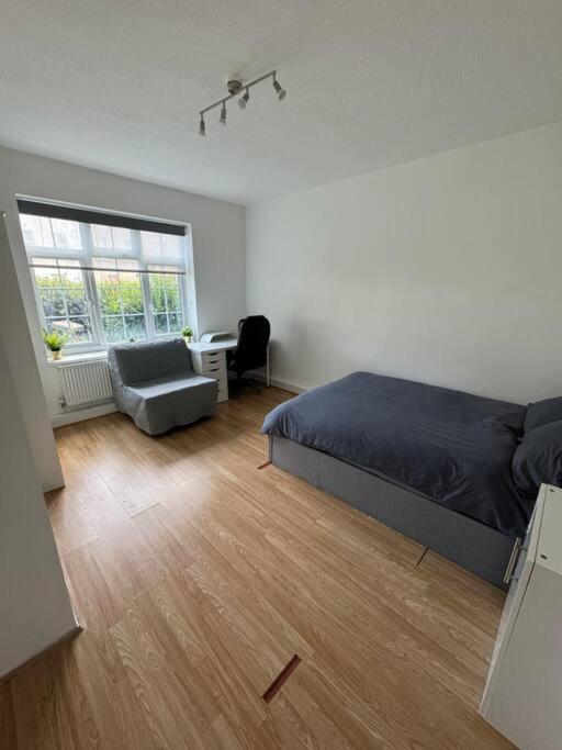 Apartment Lovely 3-bed 20 Mins To London