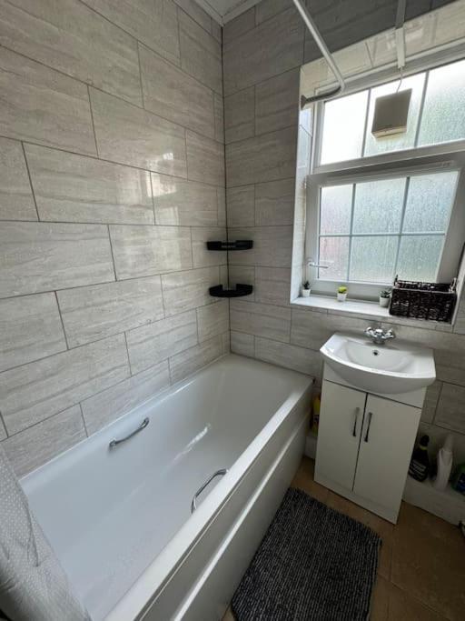 Lovely 3-bed 20 Mins To Appartamento *