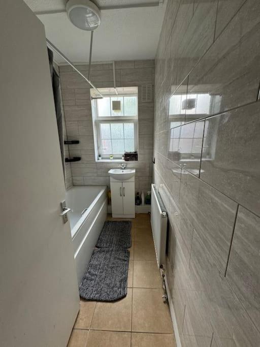 Lovely 3-bed 20 Mins To *