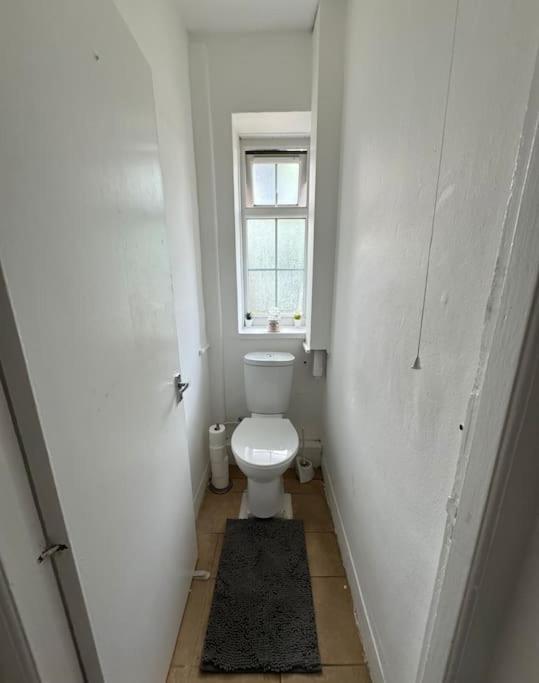 Apartment Lovely 3-bed 20 Mins To *