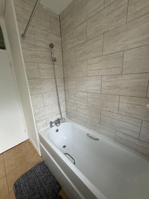 Lovely 3-bed 20 Mins To *